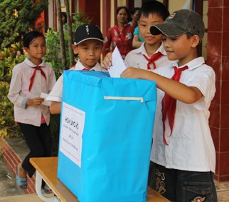 Học sinh trường Tiểu học xã Phương Sơn góp tiền ủng hộ quỹ